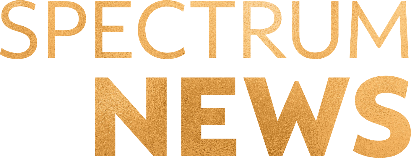 Logotipo de Spectrum News: dorado. spectrum news logo- gold